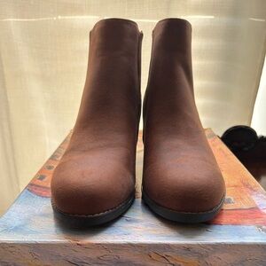 Bella Vita Lou 8 Wide Tan Suede Ankle Boots NIB